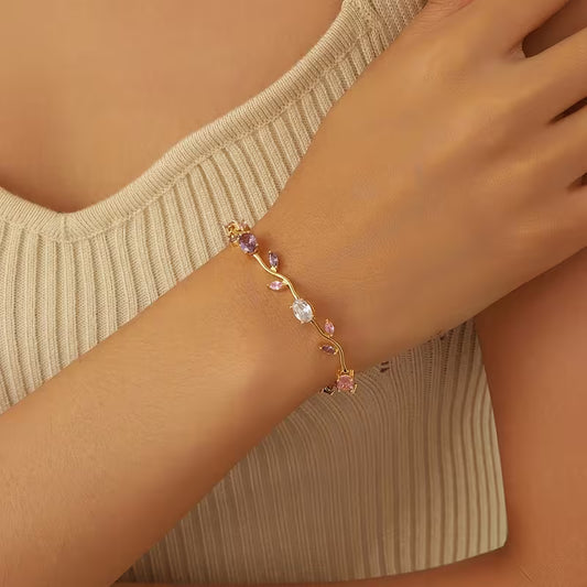 A New Stylish And Luxurious Flower Bracelet Adorned with Synthetic Synthetic Synthetic Zircon, Perfect for Women'S Everyday Wear